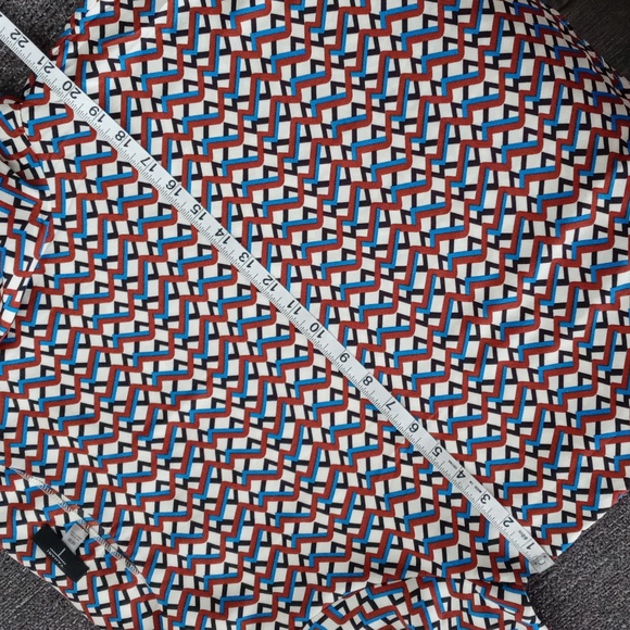 💙T Tahari💙 - Geometric Top - Picture 15 of 16